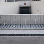 Panoul barierei anti-inundații ridicat, formând o barieră etanșă
